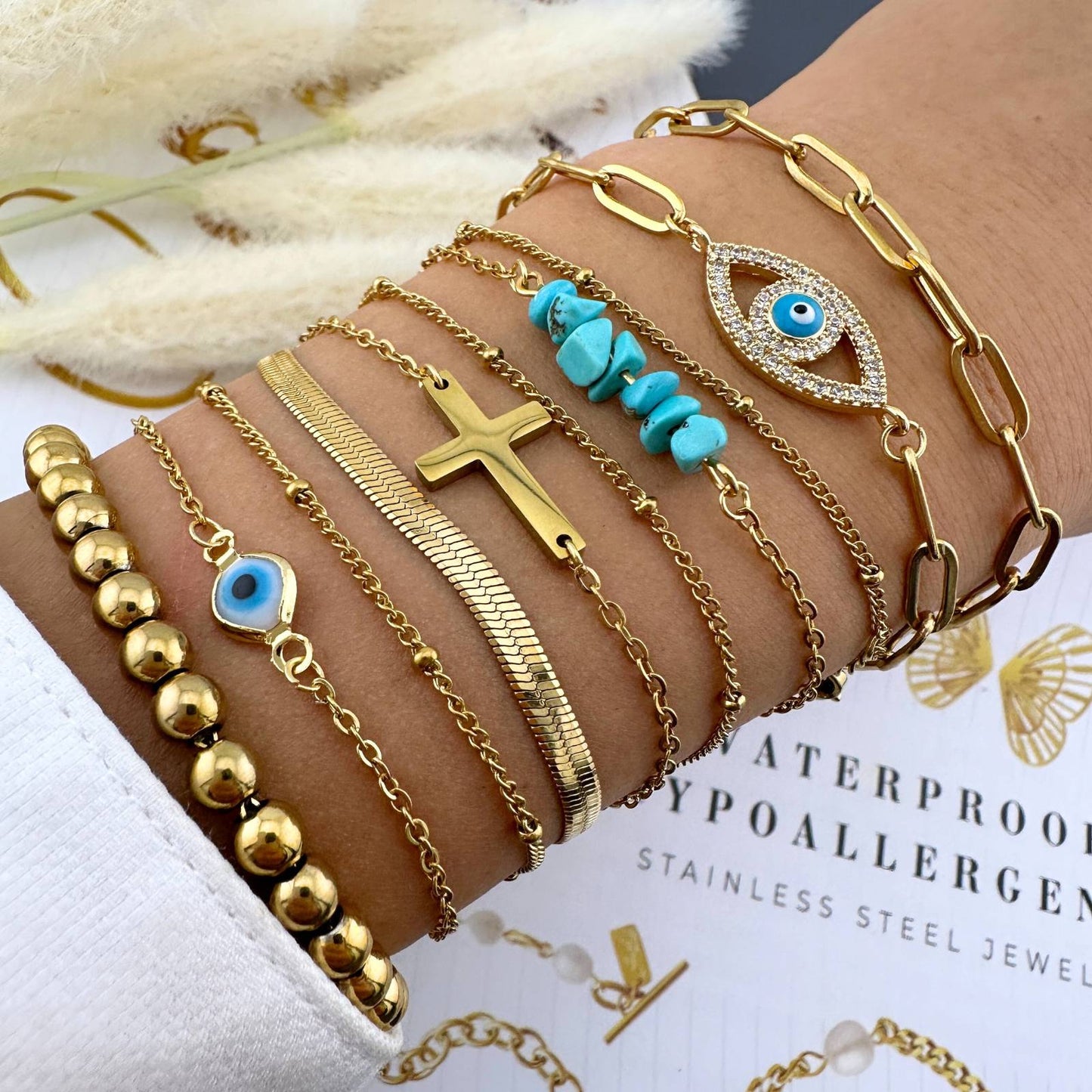 GONOSZ SZEM KARKÖTŐ, 18K ARANYOZOTT NEMESACÉL